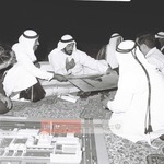 المغفور له (بإذن الله) الشيخ زايد يتابع مخطط بناء مسجد الكورنيش في أبوظبي