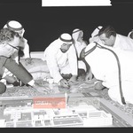 المغفور له (بإذن الله) الشيخ زايد يتابع مخطط بناء مسجد الكورنيش في أبوظبي