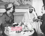 المغفور له بإذن الله الشيخ زايد بن سلطان آل نهيان و سمو الملكة إليزابيث في عام 1979.
