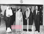 المغفور له بإذن الله الشيخ زايد بن سلطان آل نهيان و سمو الملكة إليزابيث والأمير فيليب والشيخ خليفة بن زايد آل نهيان خلال الزياة الاولى لدولة الإمارات عام 1979.