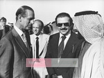 المغفور له بإذن الله الشيخ زايد بن سلطان آل نهيان و الأمير فيليب ومعالي زكي نسيبة خلال الزياة الاولى لدولة الإمارات عام 1979.