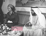 المغفور له بإذن الله الشيخ زايد بن سلطان آل نهيان و سمو الملكة إليزابيث في عام 1979.