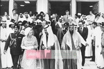 استقبال حافل بالمغفور له بإذن الله الشيخ زايد بن سلطان آل نهيان و سمو الملكة إليزابيث في بعض المنشآت.