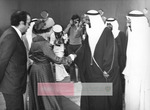 الملكة إليزابيث تصافح المغفور له بإذن الله الشيخ راشد بن سعيد آل مكتوم لدى وصولها البلاد.