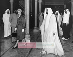 المغفور لها بإذن الله الشيخ زايد بن سلطان آل نهيان والشيخ راشد برفقة الملكة إليزابيث.