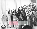 المغفور لها بإذن الله الشيخ زايد بن سلطان آل نهيان و سمو الملكة إليزابيث برفقة عدد من كبار الشخصيات.