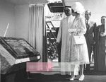 سمو الملكة إليزابيث والمغفور له بإذن الله الشيخ راشد بن سعيد آل مكتوم أثناء افتتاح أحدى المنشاءات في دبي.