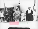 الملكة إليزبيث و المغفور له بإذن الله الشيخ راشد آل مكتوم و الأمير فيليب في منصة الاستقبال.