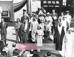 جولة الملكة إليزابيث برفقة المغفور له بإذن الله الشيخ راشد بن سعيد آل مكتوم بإحدى المنشاءات في دبي.