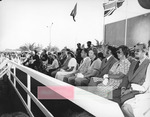 عدد من الحضور أثناء إلقاء الملكة إليزبيث كلمتها بحضور الشيخ راشد وعدد من كبار الشخصيات بمناسبة تدشين مشروع تحلية المياه التابع لشركة ألمنيوم دبي المحدودة.