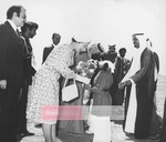 طفلتان تقدمان باقتين من الزهور إلى المغفور له بإذن الله الشيخ زايد بن سلطان آل نهيان و سمو الملكة إليزابيث.