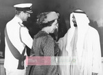 المغفور له بإذن الله الشيخ زايد بن سلطان آل نهيان يصافح الأمير فيليب و سمو الملكة إليزابيث.