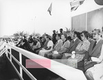 عدد من الحضور أثناء إلقاء الملكة إليزبيث كلمتها بحضور الشيخ راشد وعدد من كبار الشخصيات بمناسبة تدشين مشروع تحلية المياه التابع لشركة ألمنيوم دبي المحدودة.