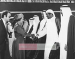 سمو الملكة إليزابيث تصافح الشيخ حميد بن راشد النعيمي، وأصحاب السمو أعضاء المجلس الأعلى للاتحاد لدى وصولها.