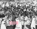 أزدحم المواطنين والمقيمين لتحية ضيفة البلاد حاملين الأعلام صورة الملكة وصورة الشيخ زايد.