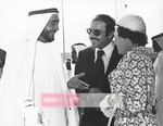 الشيخ خليفة بن زايد آل نهيان في حوار مع سمو الملكة ومعالي زكي نسيبة.