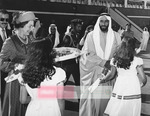 طفلتان تقدمان باقتين من الزهور إلى المغفور له بإذن الله الشيخ زايد بن سلطان آل نهيان و سمو الملكة إليزابيث.
