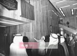 سمو الملكة تزيح الستار عن اللوحة التذكارية لمركز دبي التجاري الدولي برفقة المغفور له بإذن الله، الشيخ راشد آل مكتوم.