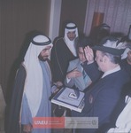 رئيس الدولة المغفور له (بإذن الله) الشيخ زايد يفتتح مؤتمر الصقور الدولي